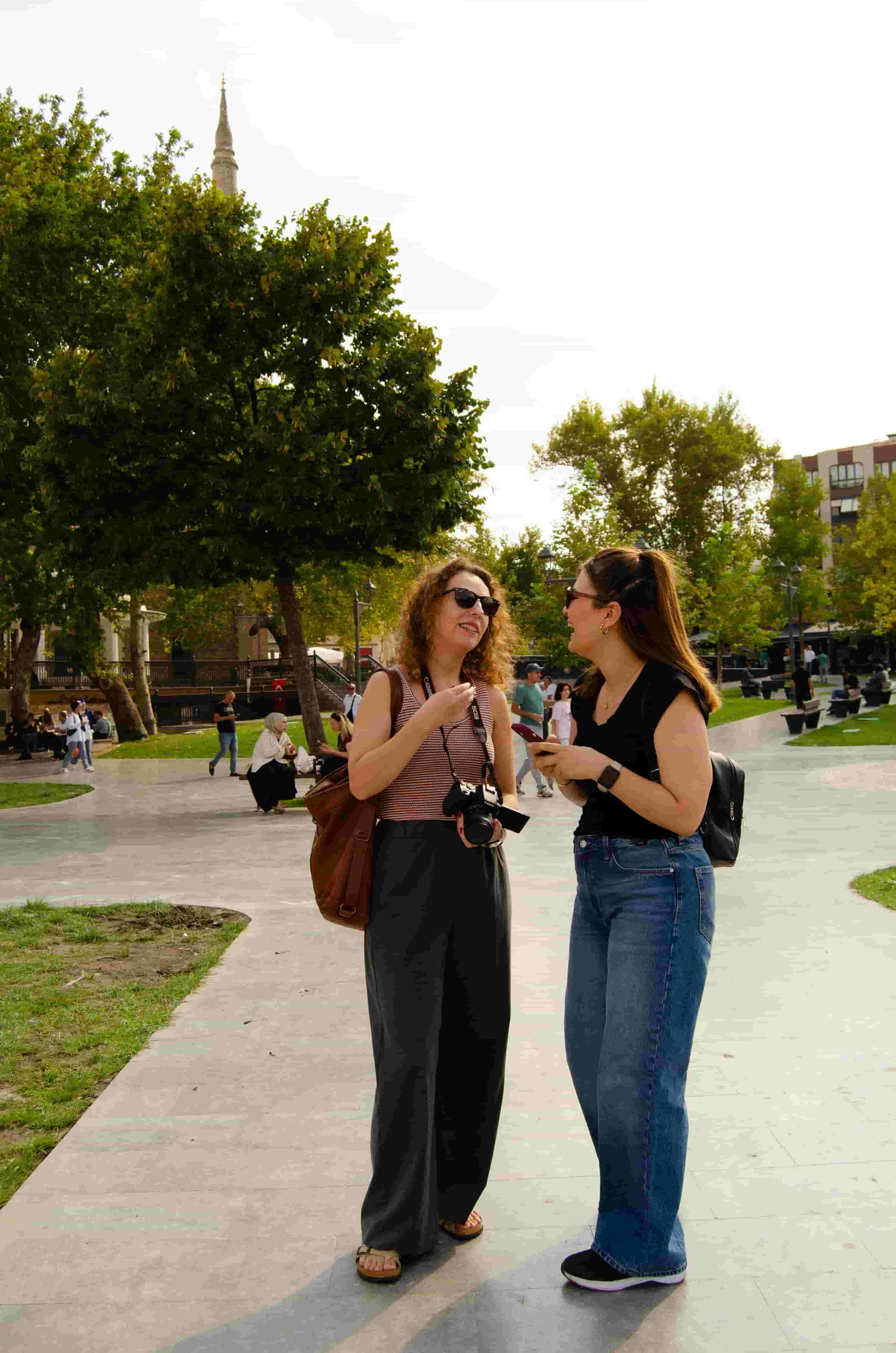 Two friends practicing Spanish idioms during a casual conversation